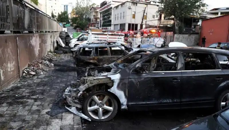 Sanayi Bölgesinde Korkutan Yangın: Tamir Bekleyen Araçlar Alev Alev Yandı!