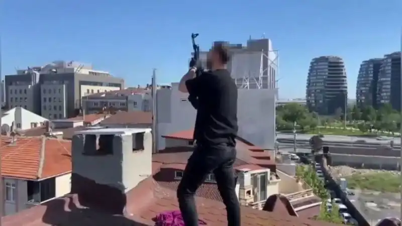 İstanbul’da Gizemli Çatı Operasyonu: Bacadan Çıkan AK-47'nin Sırrı Ne?
