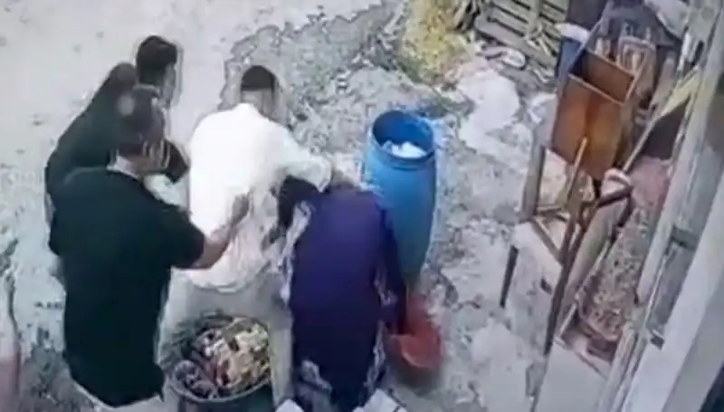 Başakşehir'de Bidon Kavgası: Baba ve Oğul 58 Yaşındaki Kadını Darbeyle Yaraladı